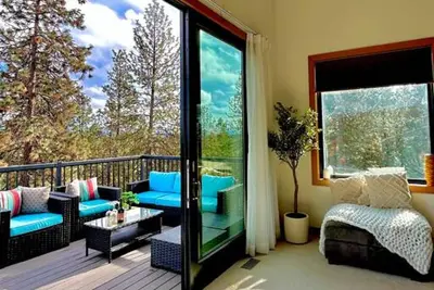 Image de Urban Forest Modern Retreat with Hot Tub!