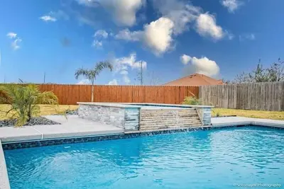 Image de New! Pool * Hot Tub* Gameroom *