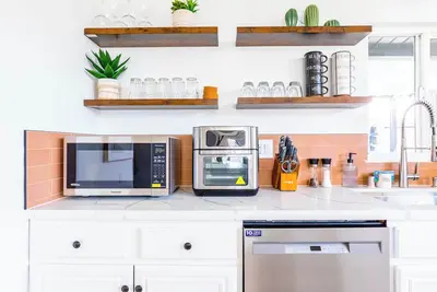 Image de 5 Miles to Disneyland - New Modern Home + Pool Table