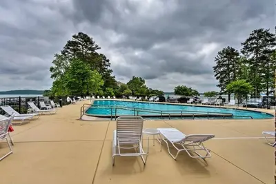 Image de Lake front Keowee Condo w/ Balcony & Resort Amenities! (20 min to Clemson) by RedAwning