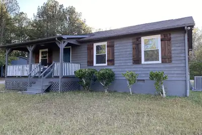 Image de Remodeled cabin - minutes from boat ramps & lake fishing!