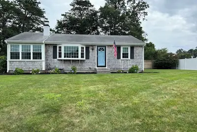 Image de Classic Cape Cod Home with all of the upgrades & amenities! South Village Area!