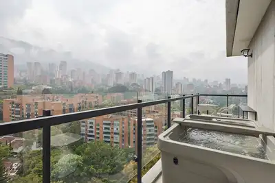 Image de 2 beds, Ac, 300mb, balcony, jacuzzi, wake 1416!