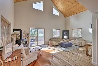 Image de Near Hiking + Wineries: Arnold Cabin w/ Deck!