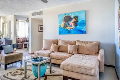 Image de 7th-floor apt near the beach with outdoor pool, elevator, balcony, washer/dryer