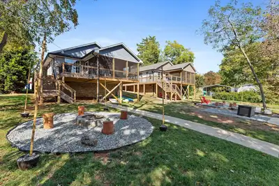 Image de 2 Stunning Lakefront Homes: Docks/Fire Pits/Kayaks