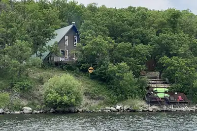 Image de Pelicans Nest   Family or couples get away with hot tub  on the water