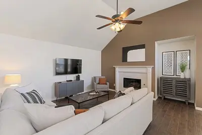 Tch - Inviting 3bd/2ba home in Dallas with Office