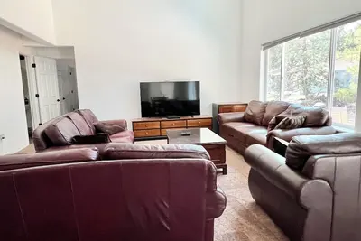 Image de \nSpacious 7 bedroom, 4. 5 bathroom, 5-7 minutes to downtown