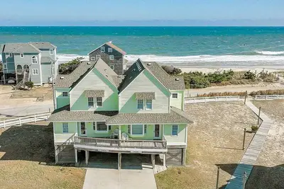 Image de Beautiful Buxton townhouse with ocean view - pool access, washer/dryer & Ac