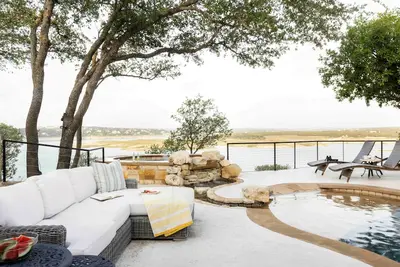 Image de Sunset Cliff Resort on Lake Travis: Wedding, Event, Heated Pool, Dock, & Boat