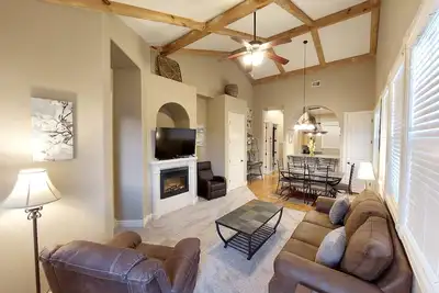 Image de Paradise Cove Walk-in Log Cabin by Silver Dollar City & Table Rock Lake!