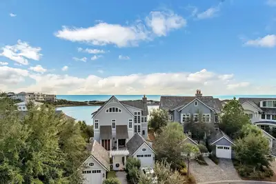 Image de Luxurious Watersound Escape Gulf Views, Pool, Grill, & Bikes Included!