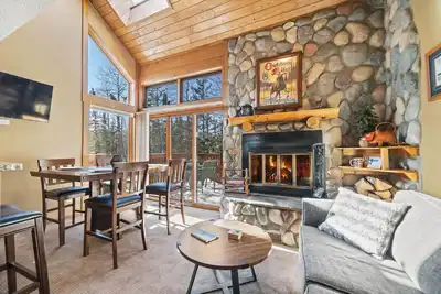 Image de Ski in/out at Lutsen Mountains. Family-sized base camp, on the trails in Lutsen!