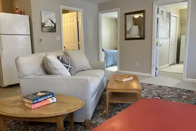 Image de Tidy 2-Bed w/ Parking! 🚗Wine! 🍷Unh👩🏻‍🎓