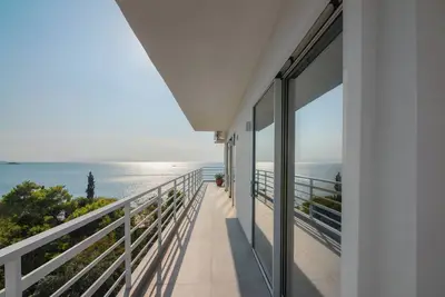Image de Unrivaled Beachfront Elegance: Penthouse Paradise with Panoramic Views