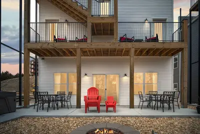 Image de Free Tickets, Stunning Rooftop Lodge, Lake Views, Outdoor Kitchen, Hot Tub, Fire Pit, and More!