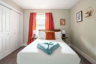 Image de Stylish and Cozy 2 Bed / 1. 5 Bath Home