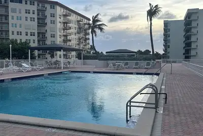 Image de 1224 sq fr condo on the sand in palm beach