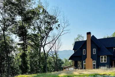 Image de Pet friendly, stunning mountaintop home nestled in the Blue Ridge Mountains.