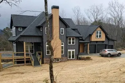 Image de Pet friendly. Stunning mountaintop home nestled in the Blue Ridge Mountains. .