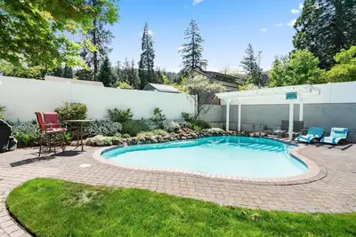 Image de Ashland Luxury: 4 King suites, pool & hot tub