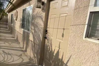 Image de 2 Br Guest House w/Private Parking in a Beautiful Almond grown Bakersfield City