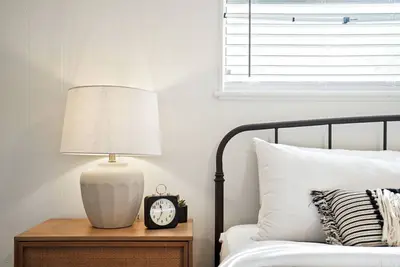 Image de Airy King Bedroom + Comfortable Living Space by Ut