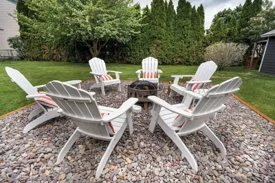 Mid-Way on 3rd, Sleeps 10, Sauna and Firepit