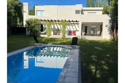 Image de Mendoza House in B. Cerrado- Chacras de Coria