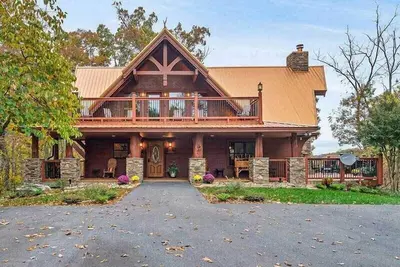 Image de Alpine Oasis · Secluded Cabin 17 Acres | Outdoor Swimming Pool Access