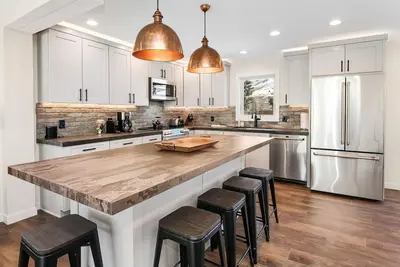 Image de Luxury Duplex | Air Conditioning | Private Hot Tub | On Bus Loop