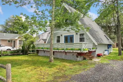 Image de Serene A-Frame Cottage Steps to Moody Beach!