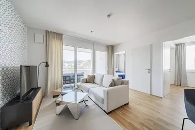 Image de S. a. p. p. h. i. r. e |stylish 3 Br Ap with balcony