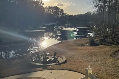 Image de Reynolds Lake House-perfect for your Master’s trip or golf trip.
