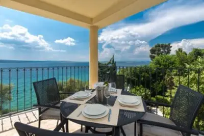 Image de 4-star apartments with direct beach access in front of the house