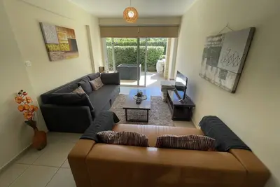 Image de Modern ground floor apartment with patio, pool and tennis court
