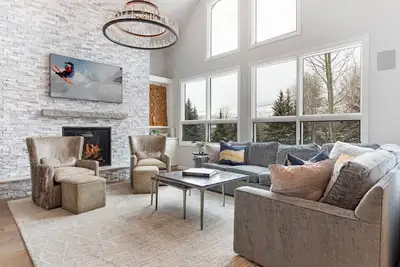 Image de Luxury Arrowhead Home - Free Shuttle, Private Hot Tub, Game Room, Beautifully Remodeled