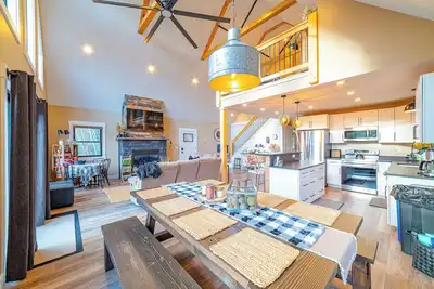 Image de Entire private modern 3-bedroom chalet, Hot Tub, Wifi, 15 mins from Sunday River