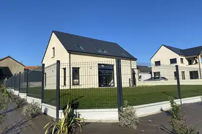 Image de A 3kms des plages et de la station balnéaire de Coutainville  centrée dans le 50