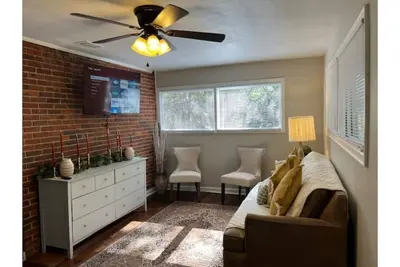 Image de Family Oasis with Spacious Front Yard