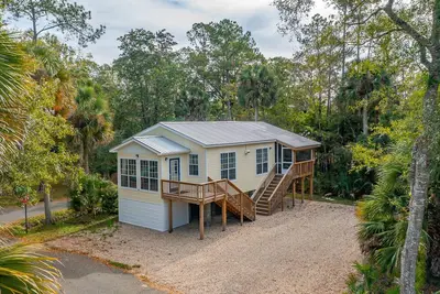 Image de A beautiful house nestled in Saint Marks a block from the water. Quiet and cozy