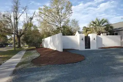 Image de New Private Courtyard!