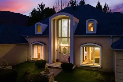 Image de Gated Mansion: Basketball Court, Movie Theater, Views, & free vineyard tours!