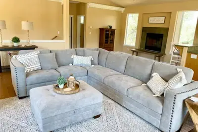 Image de Large Family home with 2 Master Bedrooms!