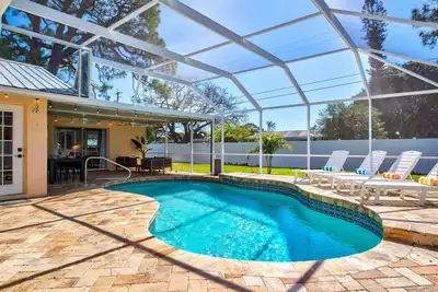 Image de 4br Pickleball Oasis! Saltwater Pool, & Game Room!