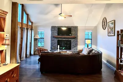 Image de Spacious rustic retreat with fireplace, outdoor ambiance close to hiking trails.