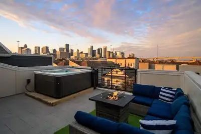 Image de Rooftop Retreat: Houston Dream Stay