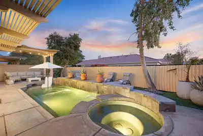 Image de Walk to Festivals 4br Games Tsla Charger Dog Ok