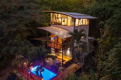 Image de Beach&Jungle Jem; spacious 4 br/2 bath +pool! 2 min walk to beach! For Fam/Groups.